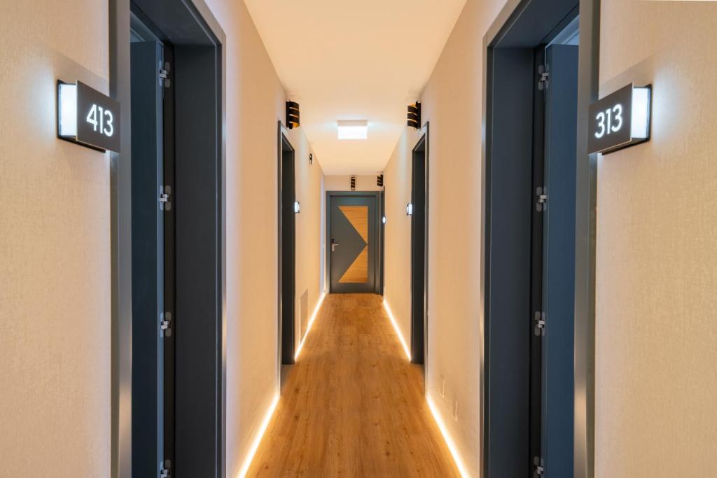 Doppelzimmer mit Balkon – Straßenseite